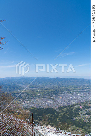 武甲山の山頂から見た景色（秩父市街方面） 76641595
