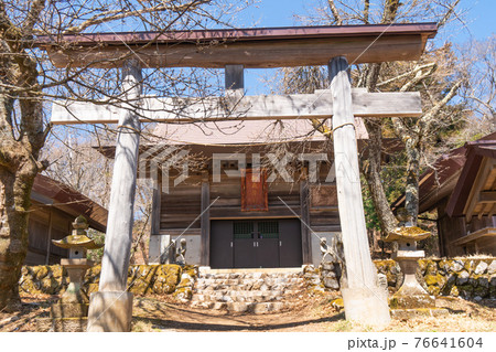 武甲山の山頂にある御嶽神社 76641604
