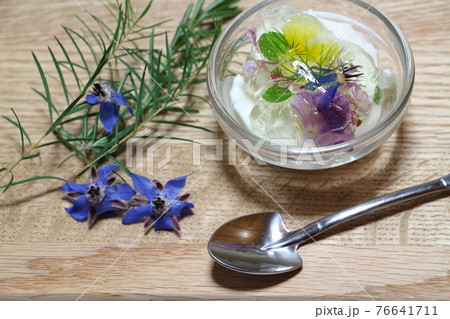 ミルクムースとハーブのクラッシュゼリー ミルクムースとハーブのクラッシュゼリー 76641711