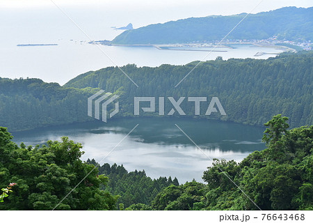 海と森と湖のある風景 秋田県男鹿半島 二ノ目潟 海と森と湖のある風景 秋田県男鹿半島 二ノ目潟 76643468
