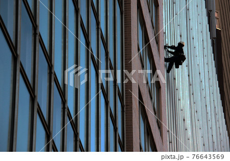 高層ビルの外壁検査作業 76643569