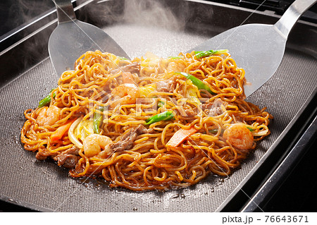 ホットプレートで焼きそば作り ホットプレートで焼きそば作り 76643671