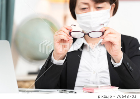 曇る眼鏡(アウトフォーカス) 曇る眼鏡(アウトフォーカス) 76643703