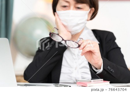 曇る眼鏡(アウトフォーカス) 曇る眼鏡(アウトフォーカス) 76643704