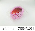 透明パックに入っているアップルマンゴー 76643891