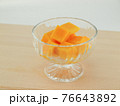 ガラスの器に盛り付けたアップルマンゴー 76643892
