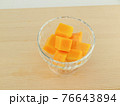ガラスの器に盛り付けたアップルマンゴー 76643894