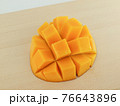 カットされたアップルマンゴー 76643896