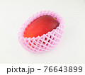 ネットに入ったアップルマンゴー 76643899