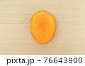 包丁で切れ目を入れたアップルマンゴー 76643900