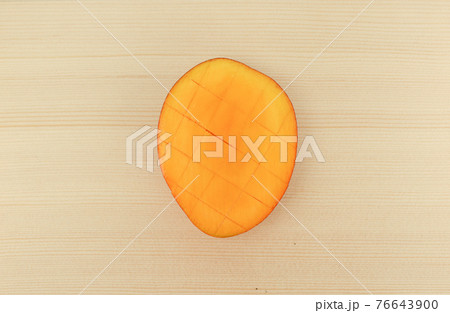 包丁で切れ目を入れたアップルマンゴー 76643900