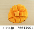 カットされたアップルマンゴー 76643901