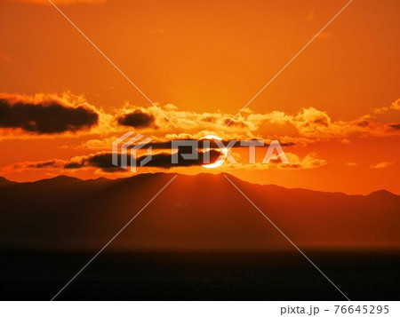 小浜温泉の夕焼け 空を赤く染める太陽 (長崎県雲仙市小浜町) 小浜温泉の夕焼け 空を赤く染める太陽 (長崎県雲仙市小浜町) 76645295