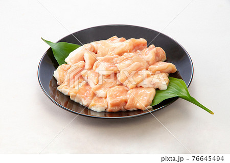 黒皿に牛ホルモン 小腸 76645494