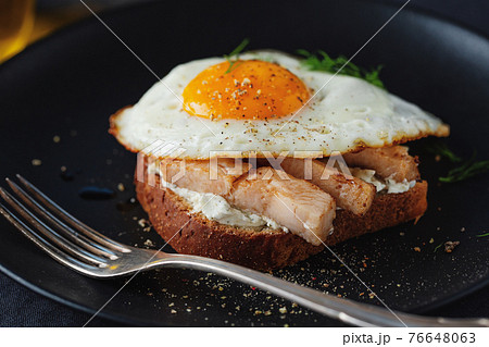 Toast sandwich with chicken chunks and egg 76648063