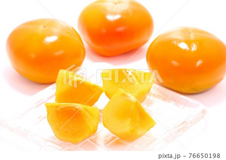 柿の実 四角い柿 次郎柿 カット 明るい背景の写真素材