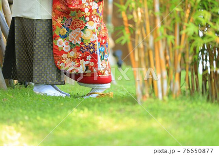 新郎新婦の和装足元ショット 76650877