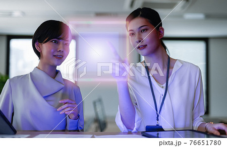 会社で働くビジネスパーソン 76651780
