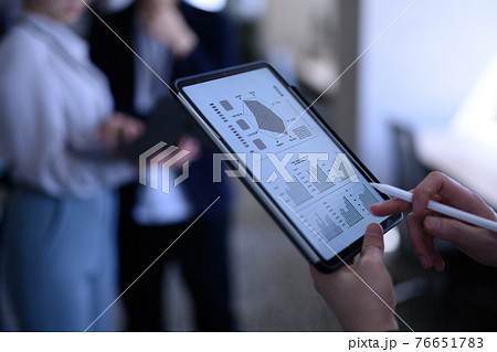 会社で働くビジネスパーソン 会社で働くビジネスパーソン 76651783