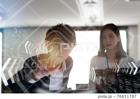 会社で働くビジネスパーソン 76651787