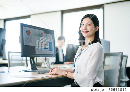 会社で働くビジネスパーソン 76651815
