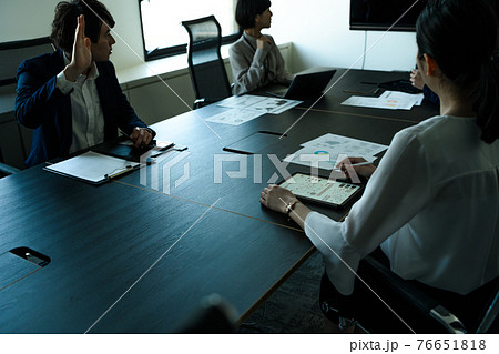会社で働くビジネスパーソン 会社で働くビジネスパーソン 76651818