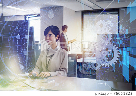 会社で働くビジネスパーソン 会社で働くビジネスパーソン 76651823