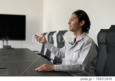 会社で働くビジネスパーソン 会社で働くビジネスパーソン 76651840