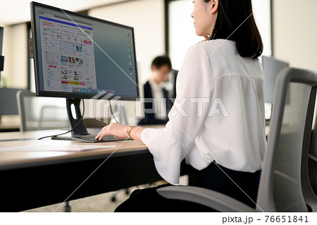 会社で働くビジネスパーソン 会社で働くビジネスパーソン 76651841