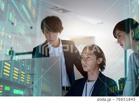 会社で働くビジネスパーソン 会社で働くビジネスパーソン 76651845