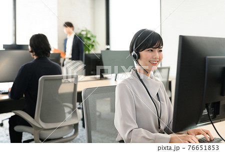 会社で働くビジネスパーソン 76651853