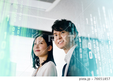 会社で働くビジネスパーソン 会社で働くビジネスパーソン 76651857