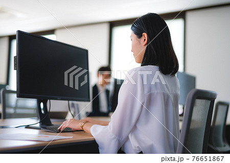 会社で働くビジネスパーソン 会社で働くビジネスパーソン 76651867