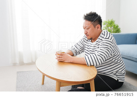 部屋でお茶を飲む中年男性 部屋でお茶を飲む中年男性 76651915