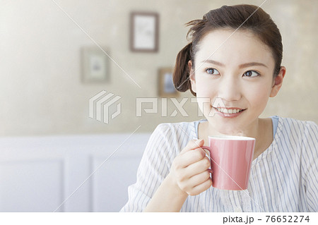 コーヒーを飲む女性 76652274