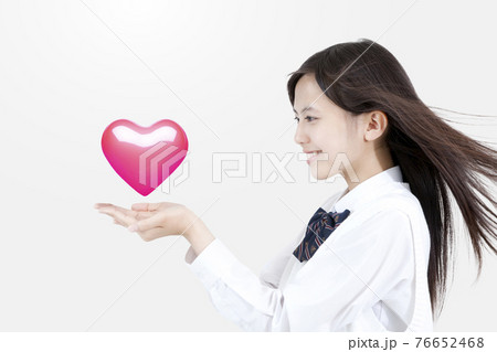 ハートを持つ女子高校生 ハートを持つ女子高校生 76652468