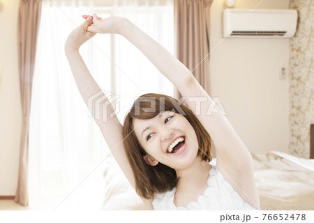 ストレッチする女性 76652478