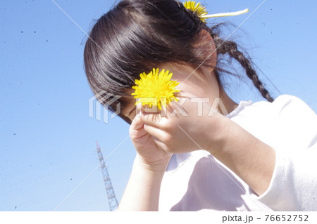 タンポポで遊ぶ少女 タンポポで遊ぶ少女 76652752