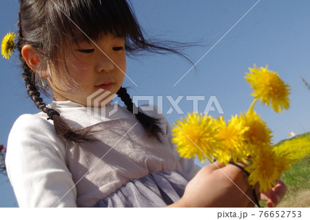 タンポポで遊ぶ少女 タンポポで遊ぶ少女 76652753