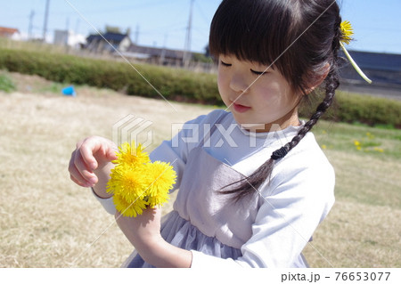 タンポポで遊ぶ少女 タンポポで遊ぶ少女 76653077