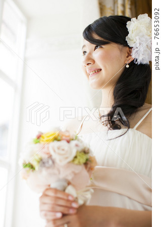 ブーケを持つ花嫁 ブーケを持つ花嫁 76653092