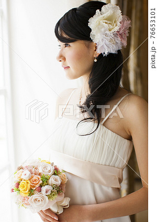 ブーケを持つ花嫁 76653101