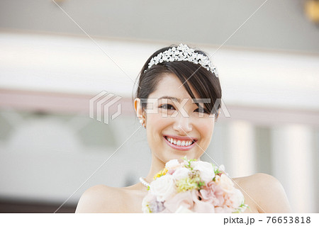 ブーケを持つ花嫁 ブーケを持つ花嫁 76653818