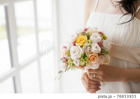 ブーケを持つ花嫁の写真素材