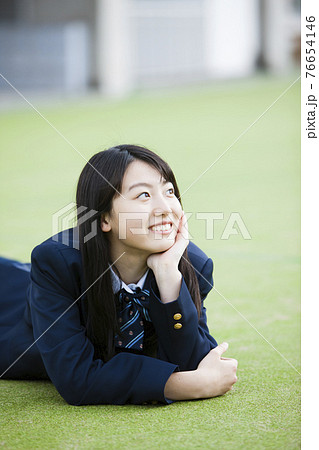 校庭で寝転ぶ高校生 76654146