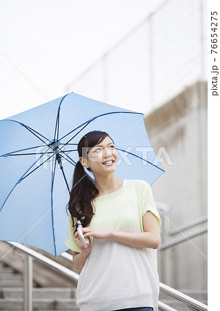 傘をさす女性 76654275