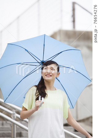 傘をさす女性 傘をさす女性 76654276