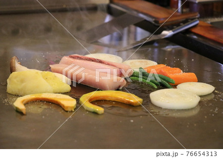 鉄板焼き　マグロ　海鮮 76654313