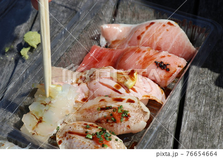 下関市 唐戸市場 海鮮丼 テイクアウト 外 ピクニック 山口県 屋外 食べ物 和食 丼 海鮮の写真素材