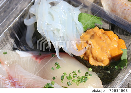 下関市 唐戸市場 海鮮丼 テイクアウト 外 ピクニック 山口県 屋外 食べ物 和食 丼 海鮮の写真素材